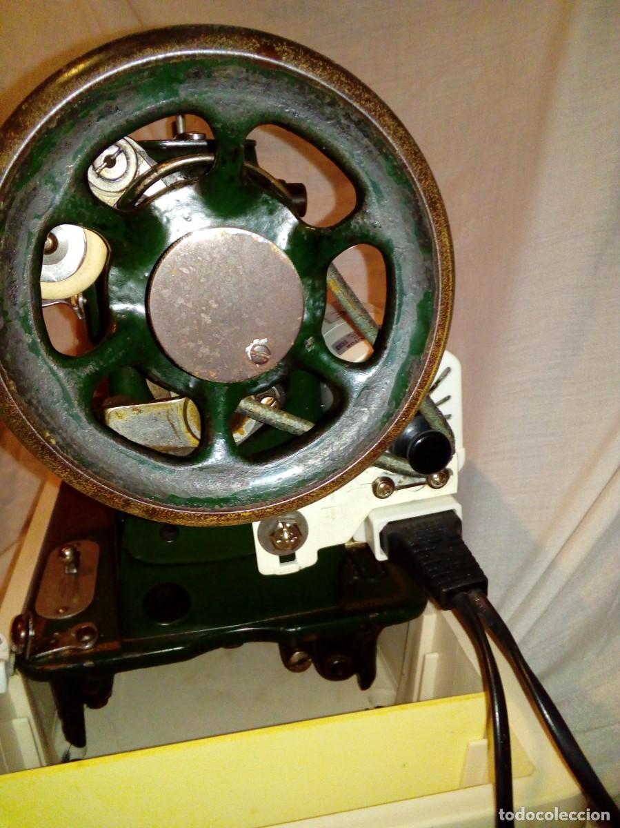 Antig&uuml;edades: maquina de coser REFREY - Foto 9