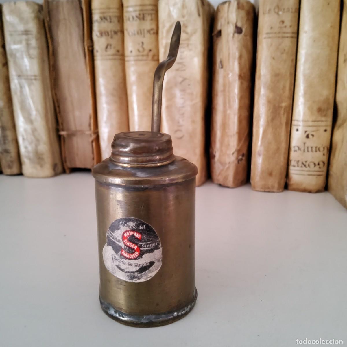 Antig&uuml;edades: ANTIGUA ACEITERA DE MAQUINA DE COSER - Foto 1