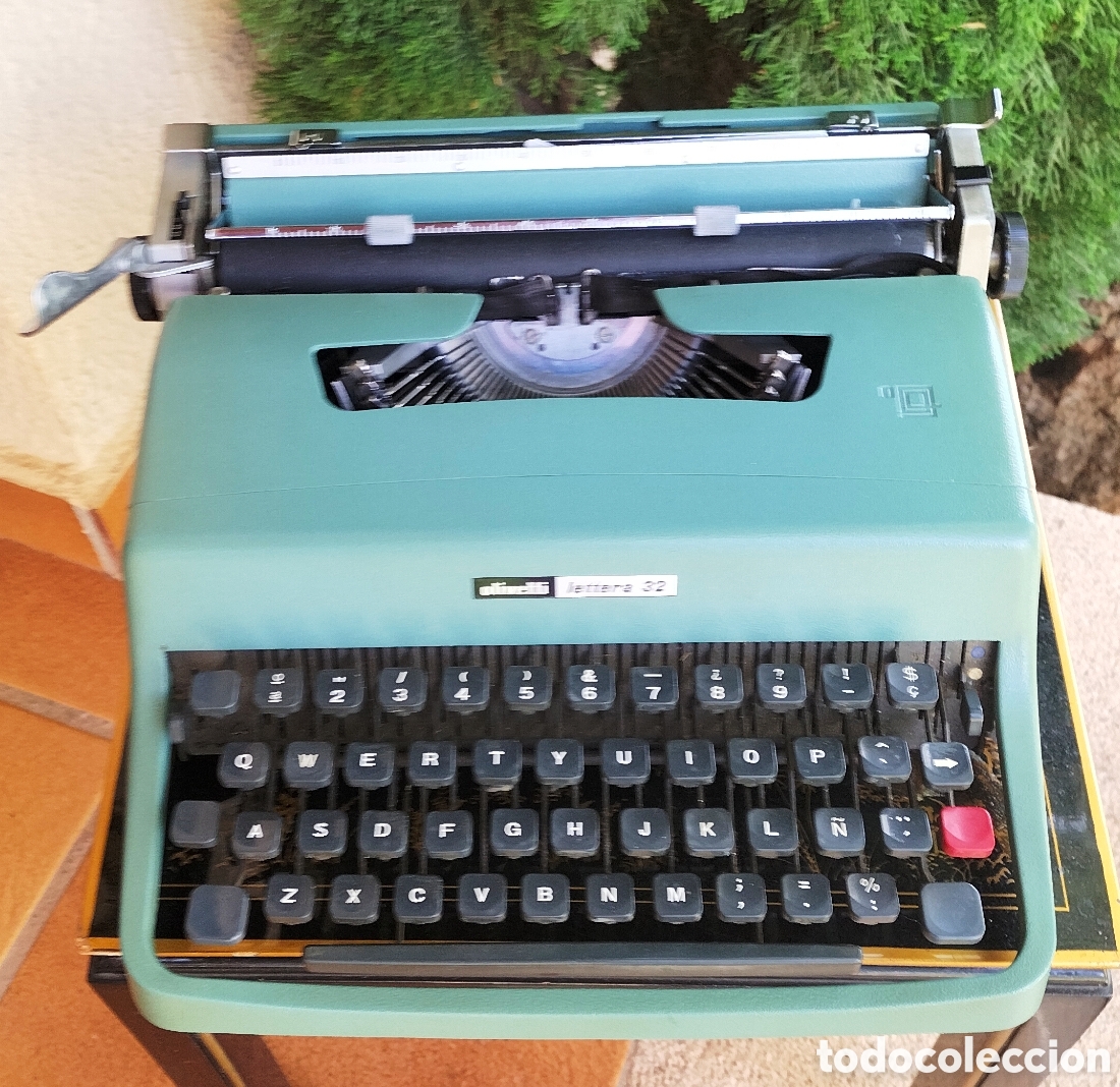 Antigua máquina de escribir portátil Olivetti Lettera 32