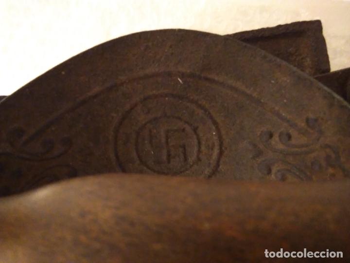 Antig&uuml;edades: PLANCHA DE CARBON CON CRUZ GAMADA - Foto 2