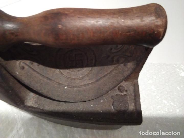 Antig&uuml;edades: PLANCHA DE CARBON CON CRUZ GAMADA - Foto 3