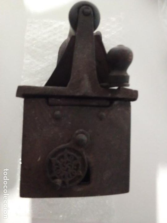 Antig&uuml;edades: PLANCHA DE CARBON CON CRUZ GAMADA - Foto 5