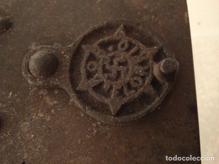 Antig&uuml;edades: PLANCHA DE CARBON CON CRUZ GAMADA - Foto 6