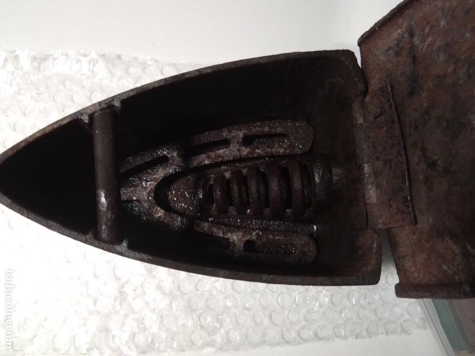 Antig&uuml;edades: PLANCHA DE CARBON CON CRUZ GAMADA - Foto 7