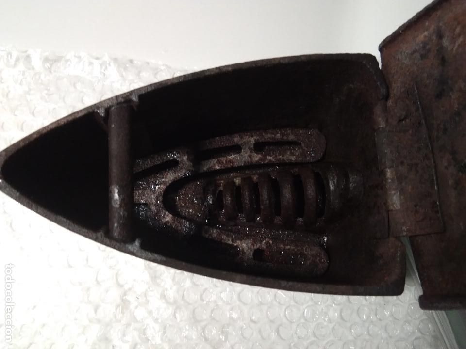 Antig&uuml;edades: PLANCHA DE CARBON CON CRUZ GAMADA - Foto 9