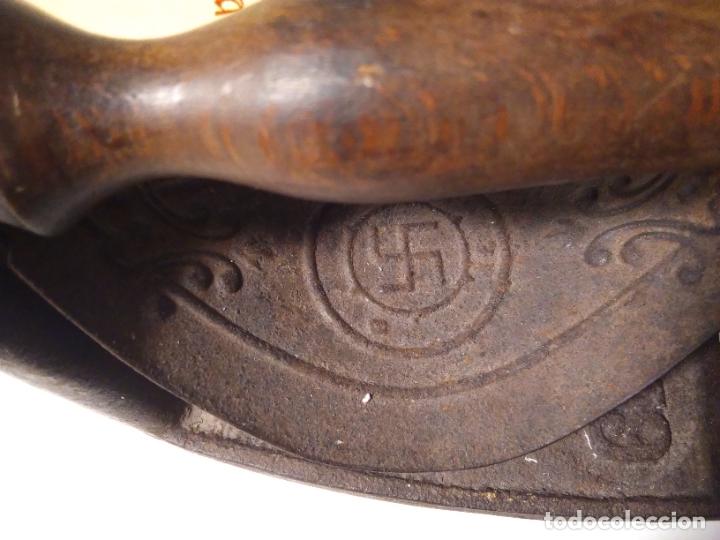 Antig&uuml;edades: PLANCHA DE CARBON CON CRUZ GAMADA - Foto 11
