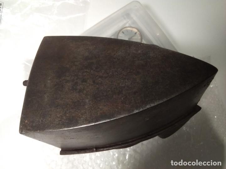 Antig&uuml;edades: PLANCHA DE CARBON CON CRUZ GAMADA - Foto 12