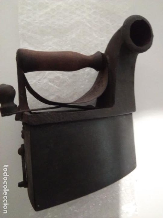 Antig&uuml;edades: PLANCHA DE CARBON CON CRUZ GAMADA - Foto 1