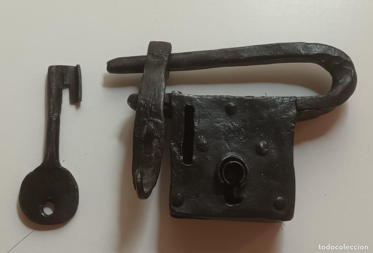 Antig&uuml;edades: CANDADO DE FORJA CON LLAVE - SIGLO XVIII - FUNCIONA - Foto 1