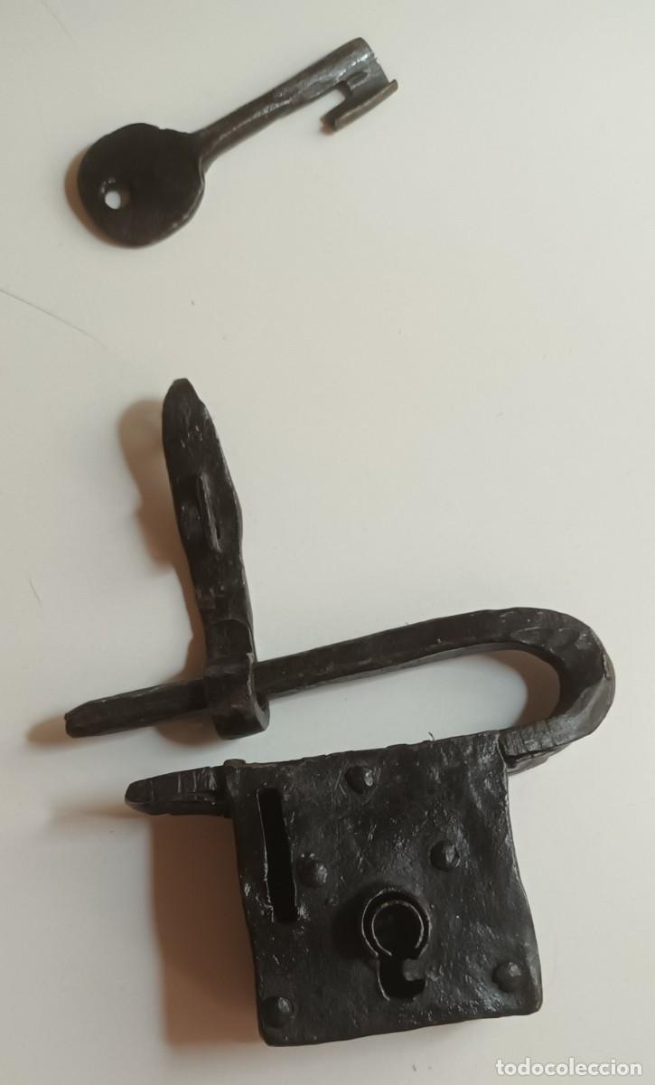 Antig&uuml;edades: CANDADO DE FORJA CON LLAVE - SIGLO XVIII - FUNCIONA - Foto 2