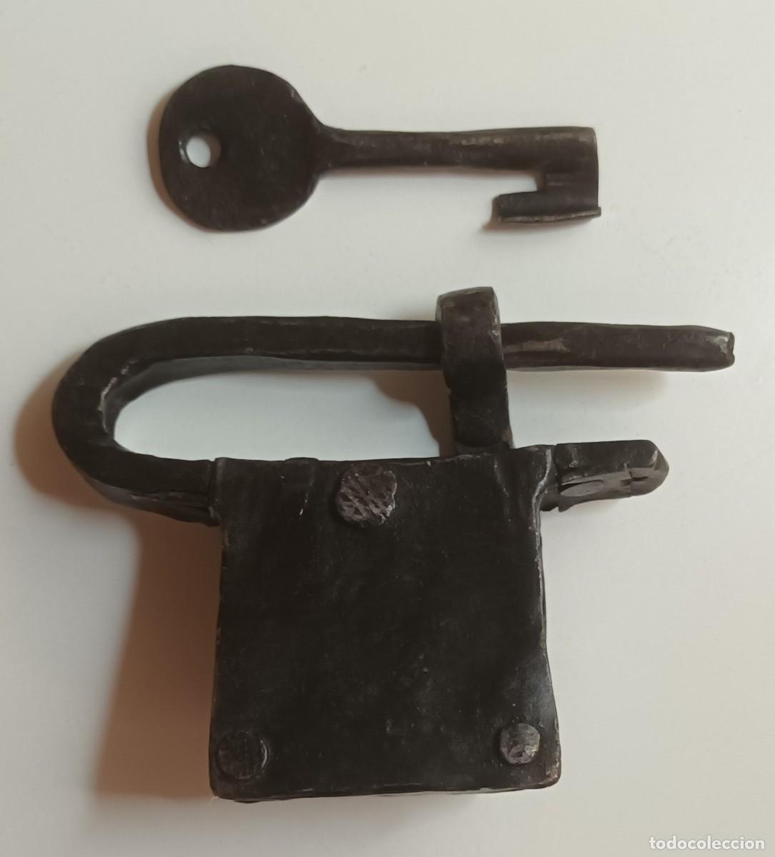 Antig&uuml;edades: CANDADO DE FORJA CON LLAVE - SIGLO XVIII - FUNCIONA - Foto 3