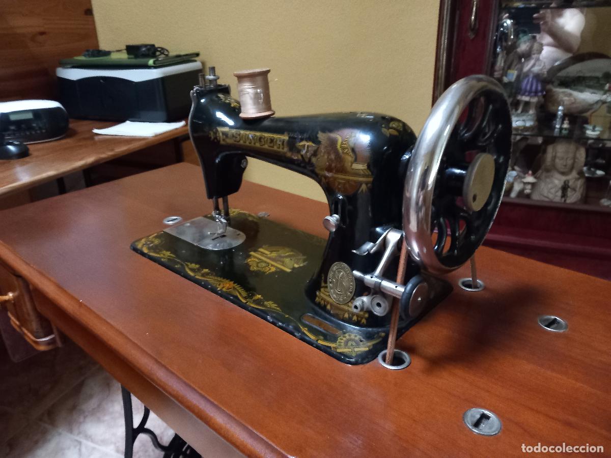 Antig&uuml;edades: M&aacute;quina de coser Singer. Restaurada con capucha y funciona. 1927. - Foto 3