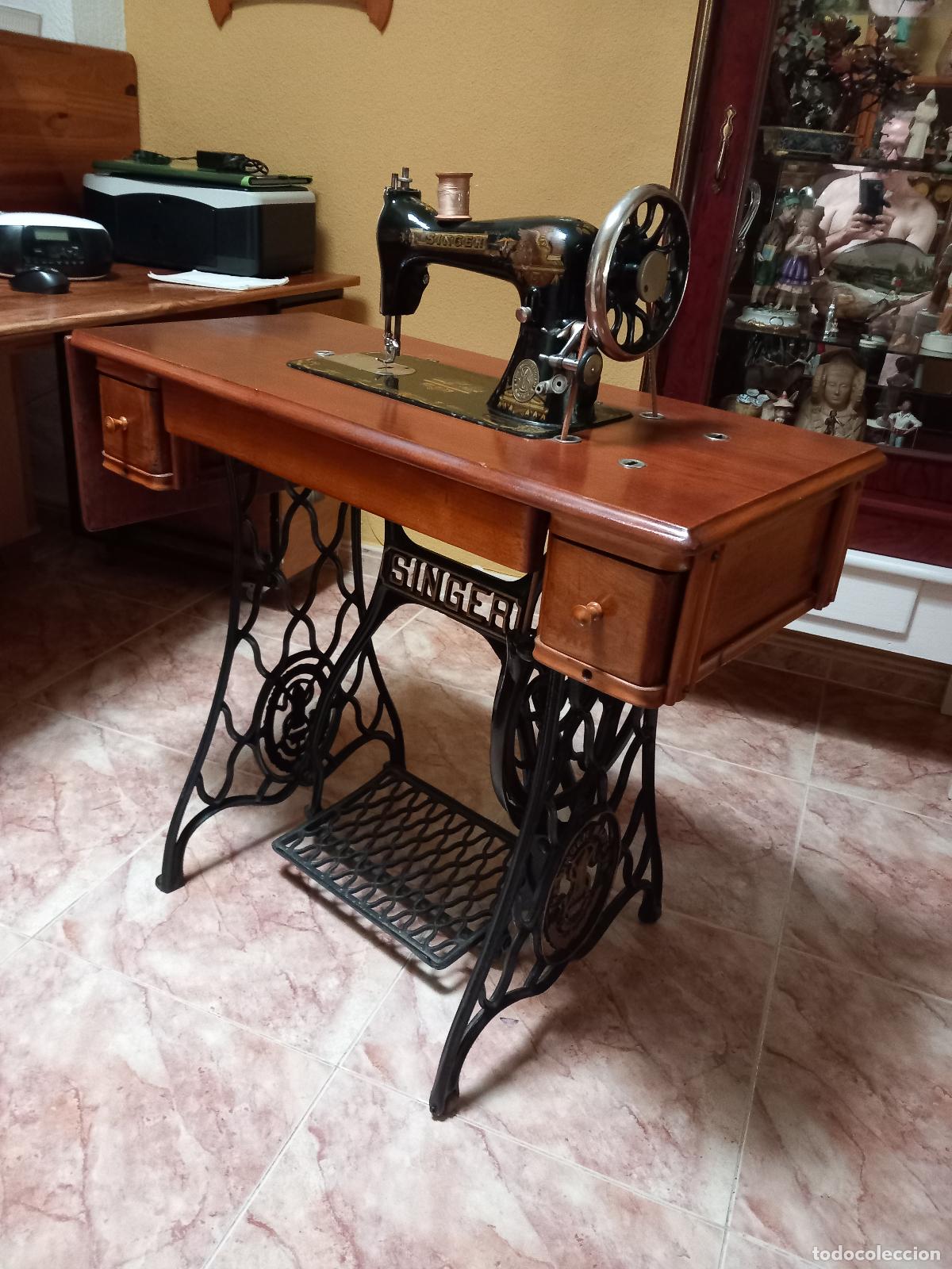 Antig&uuml;edades: M&aacute;quina de coser Singer. Restaurada con capucha y funciona. 1927. - Foto 4