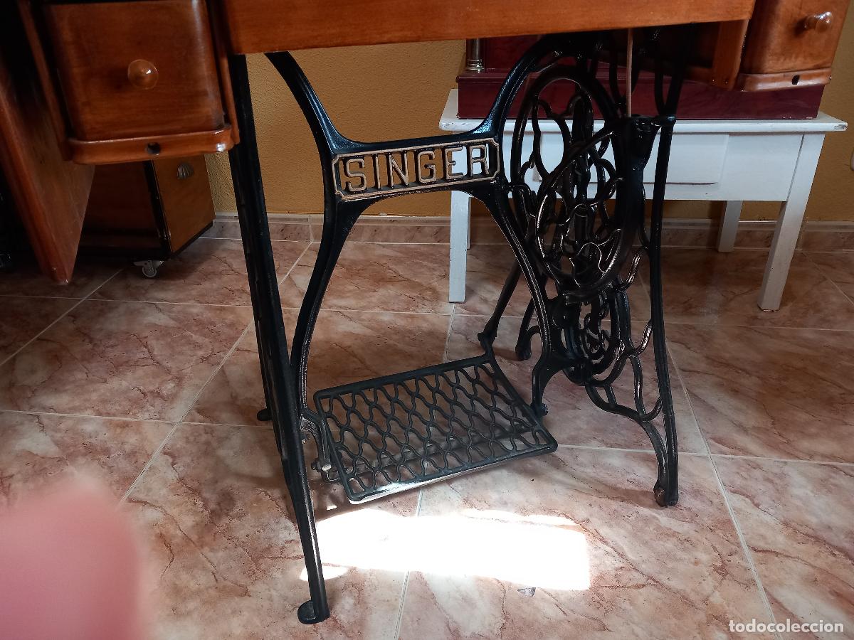 Antig&uuml;edades: M&aacute;quina de coser Singer. Restaurada con capucha y funciona. 1927. - Foto 5