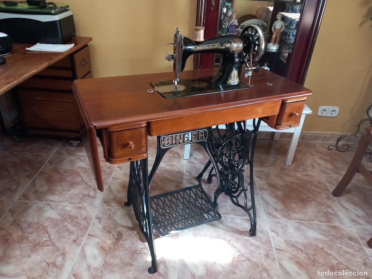 Antig&uuml;edades: M&aacute;quina de coser Singer. Restaurada con capucha y funciona. 1927. - Foto 6