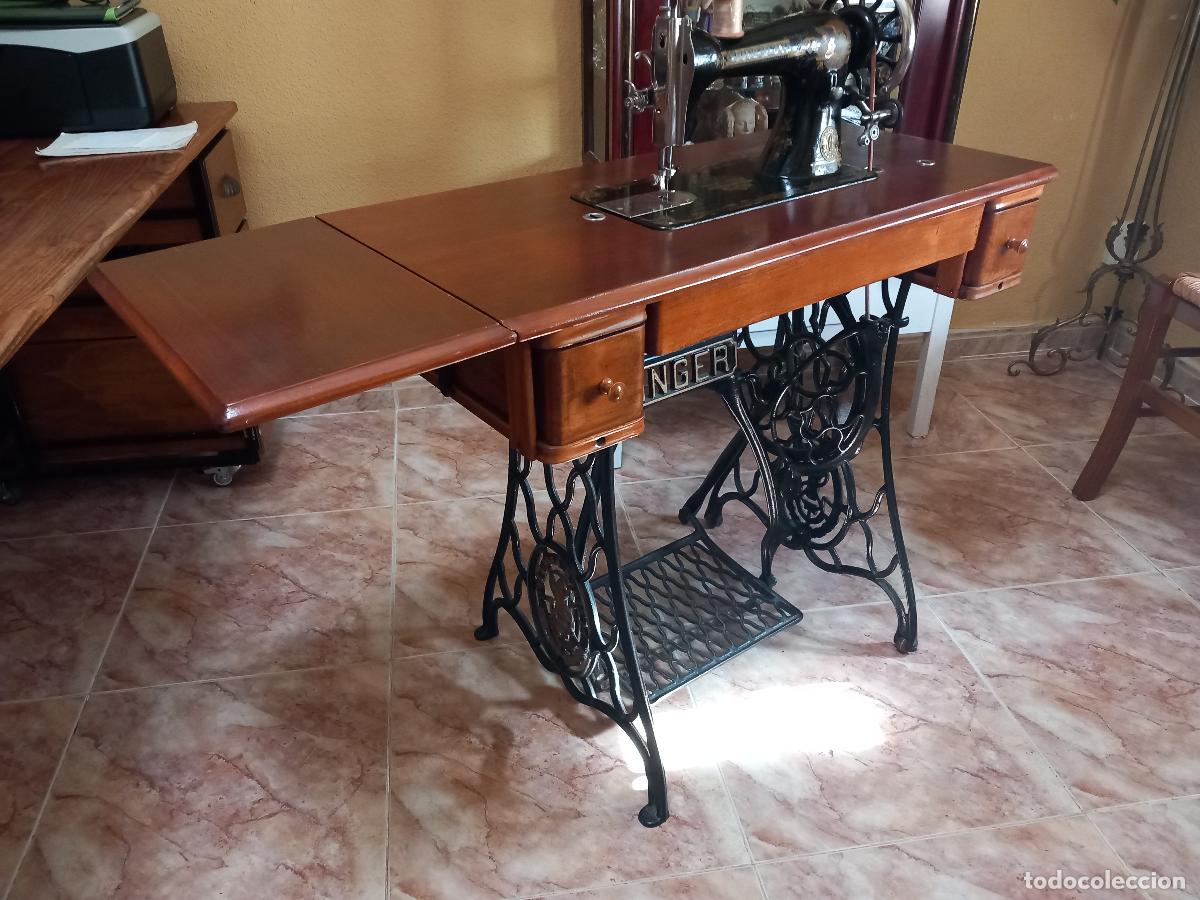 Antig&uuml;edades: M&aacute;quina de coser Singer. Restaurada con capucha y funciona. 1927. - Foto 9