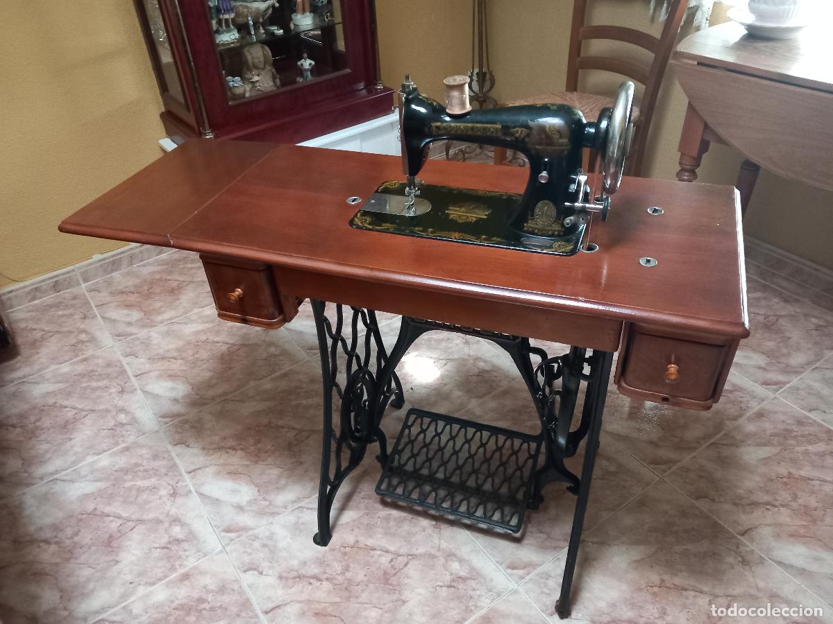 Antig&uuml;edades: M&aacute;quina de coser Singer. Restaurada con capucha y funciona. 1927. - Foto 10
