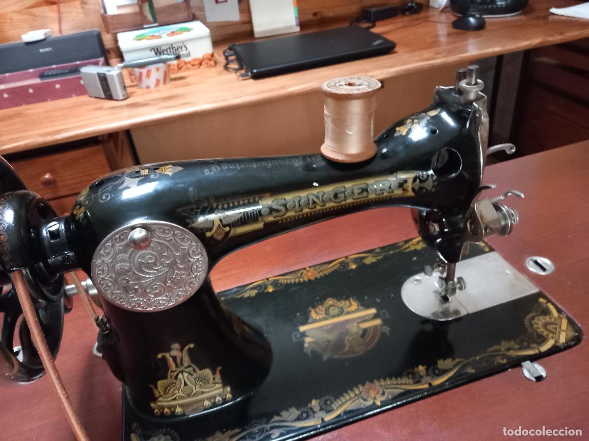 Antig&uuml;edades: M&aacute;quina de coser Singer. Restaurada con capucha y funciona. 1927. - Foto 12