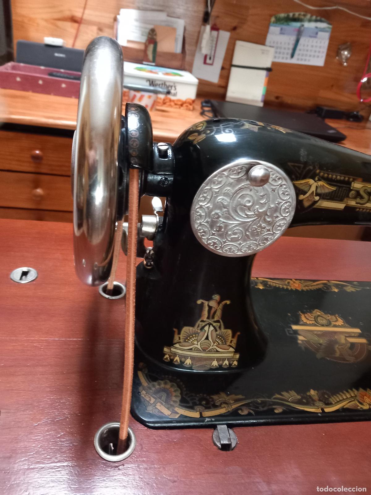 Antig&uuml;edades: M&aacute;quina de coser Singer. Restaurada con capucha y funciona. 1927. - Foto 13
