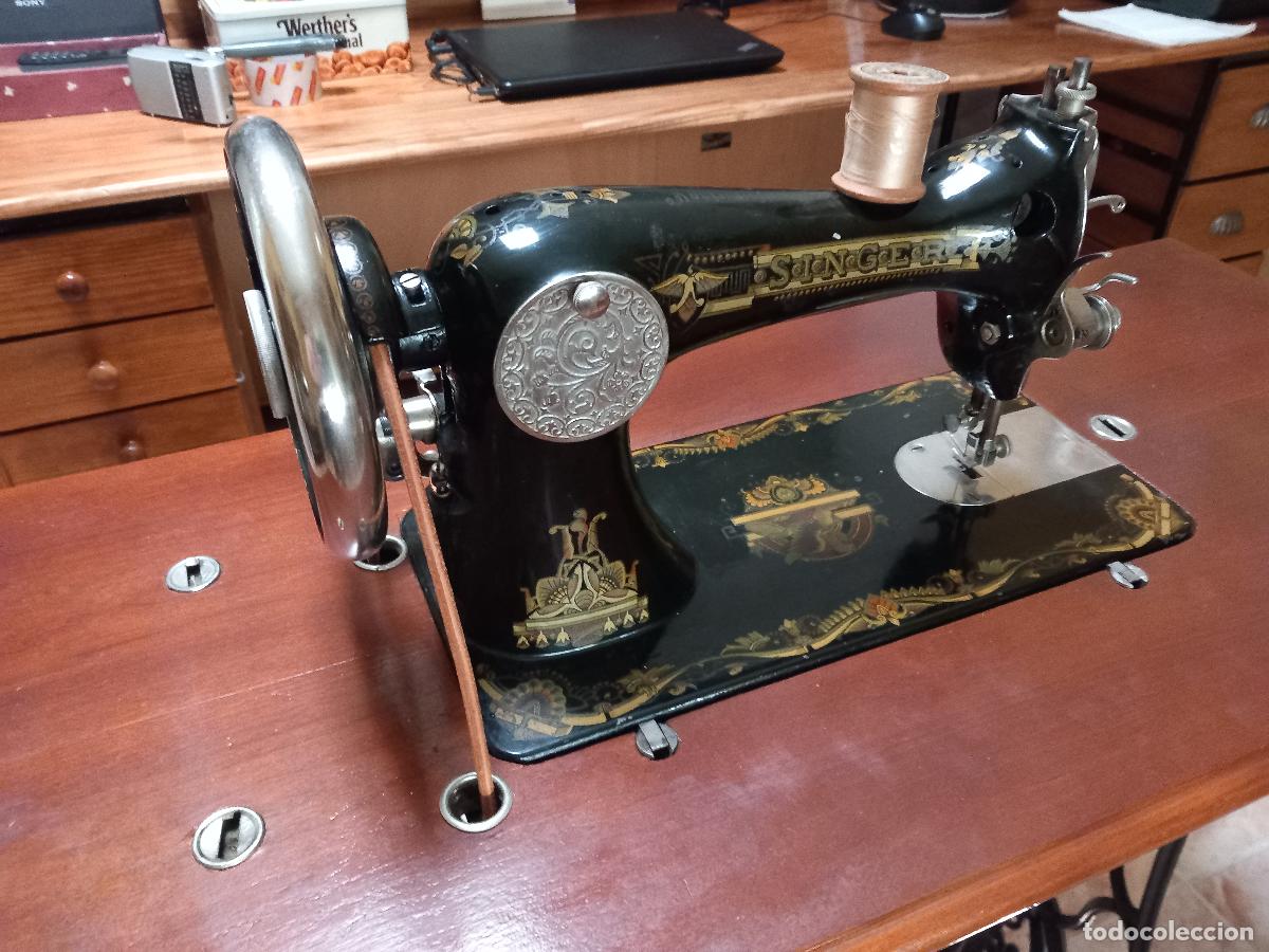 Antig&uuml;edades: M&aacute;quina de coser Singer. Restaurada con capucha y funciona. 1927. - Foto 14