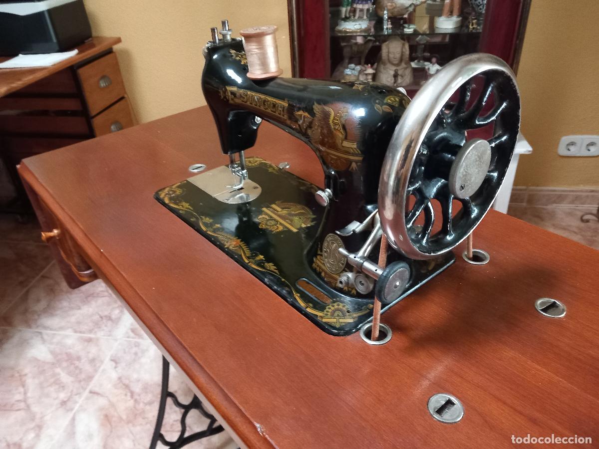 Antig&uuml;edades: M&aacute;quina de coser Singer. Restaurada con capucha y funciona. 1927. - Foto 15