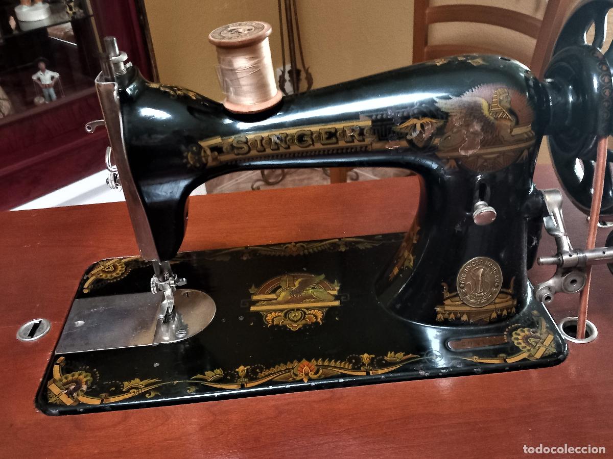 Antig&uuml;edades: M&aacute;quina de coser Singer. Restaurada con capucha y funciona. 1927. - Foto 16