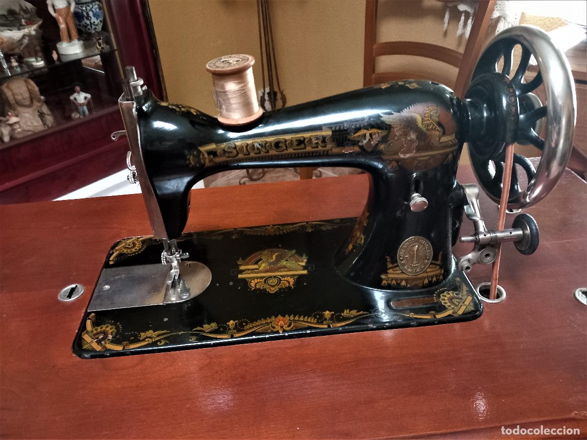 Antig&uuml;edades: M&aacute;quina de coser Singer. Restaurada con capucha y funciona. 1927. - Foto 17