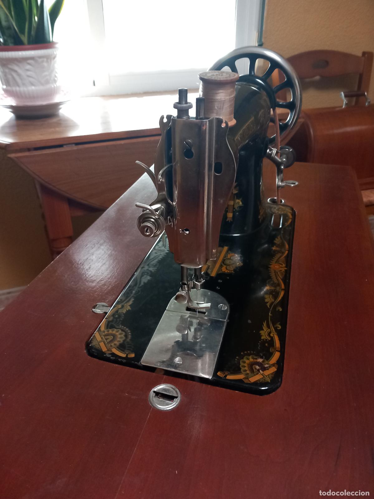 Antig&uuml;edades: M&aacute;quina de coser Singer. Restaurada con capucha y funciona. 1927. - Foto 18