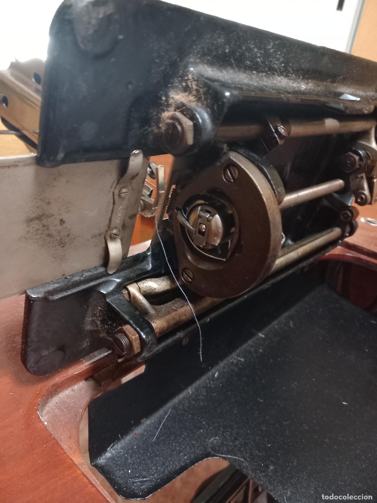 Antig&uuml;edades: M&aacute;quina de coser Singer. Restaurada con capucha y funciona. 1927. - Foto 19
