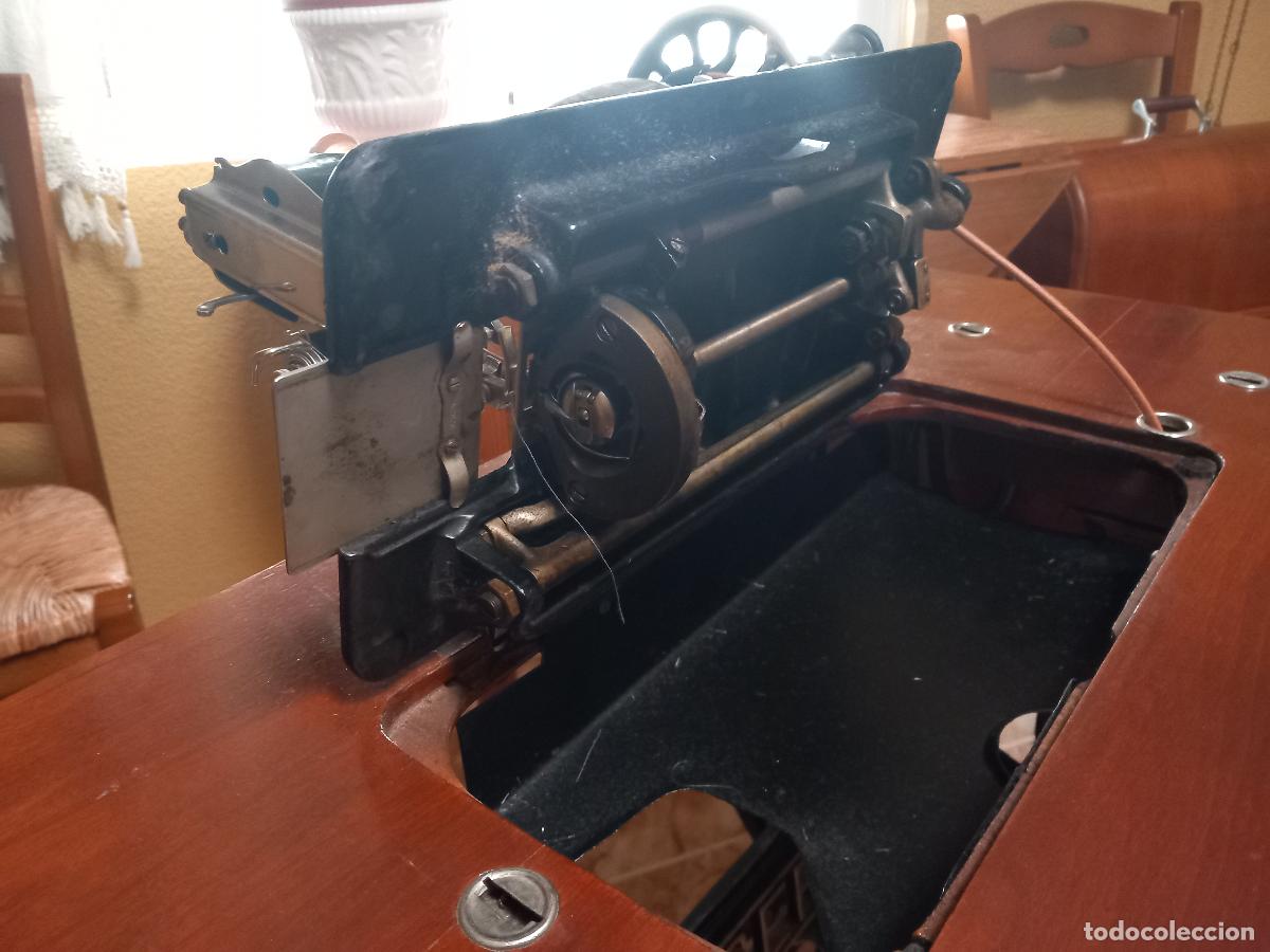 Antig&uuml;edades: M&aacute;quina de coser Singer. Restaurada con capucha y funciona. 1927. - Foto 20