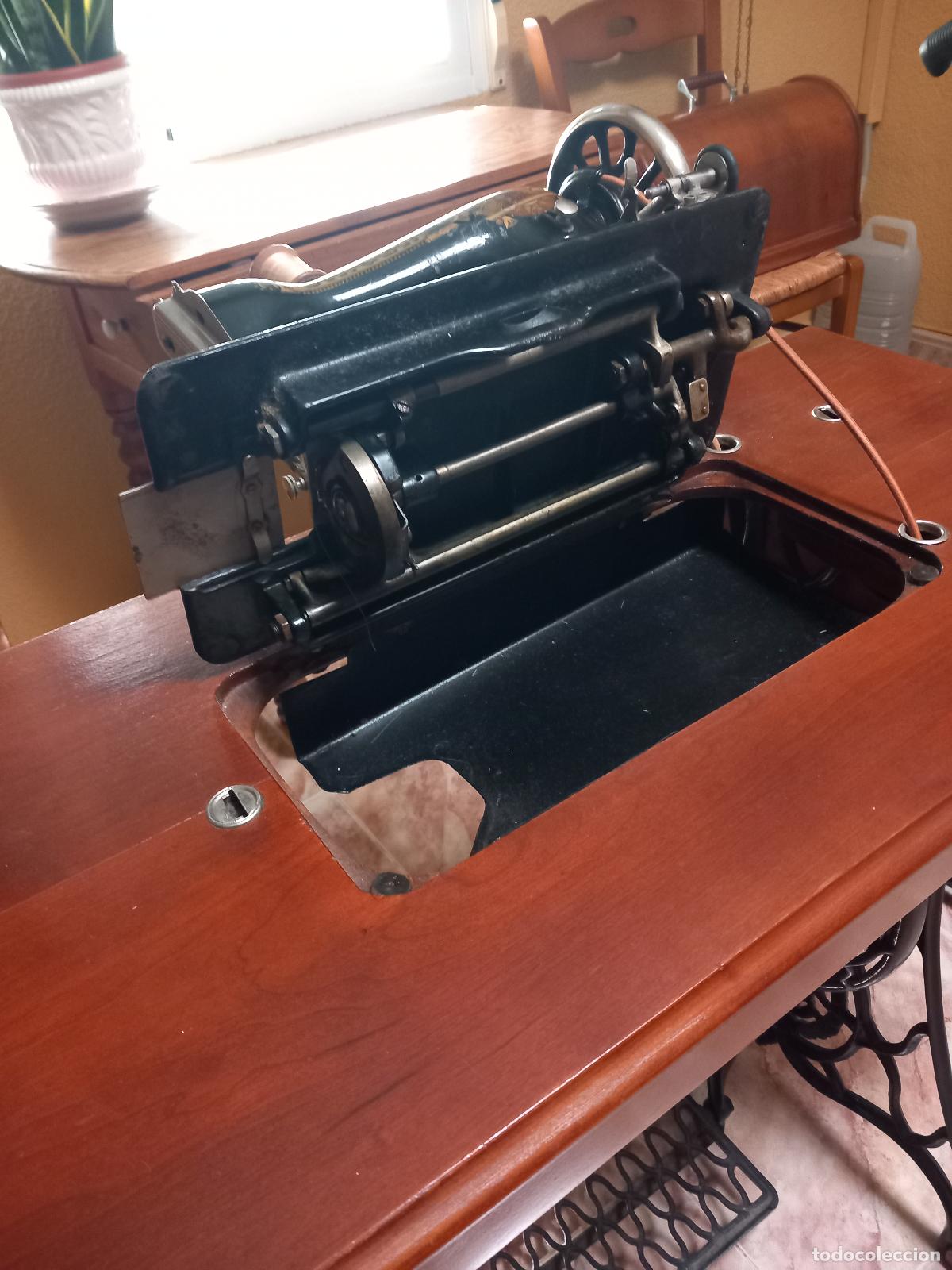 Antig&uuml;edades: M&aacute;quina de coser Singer. Restaurada con capucha y funciona. 1927. - Foto 21