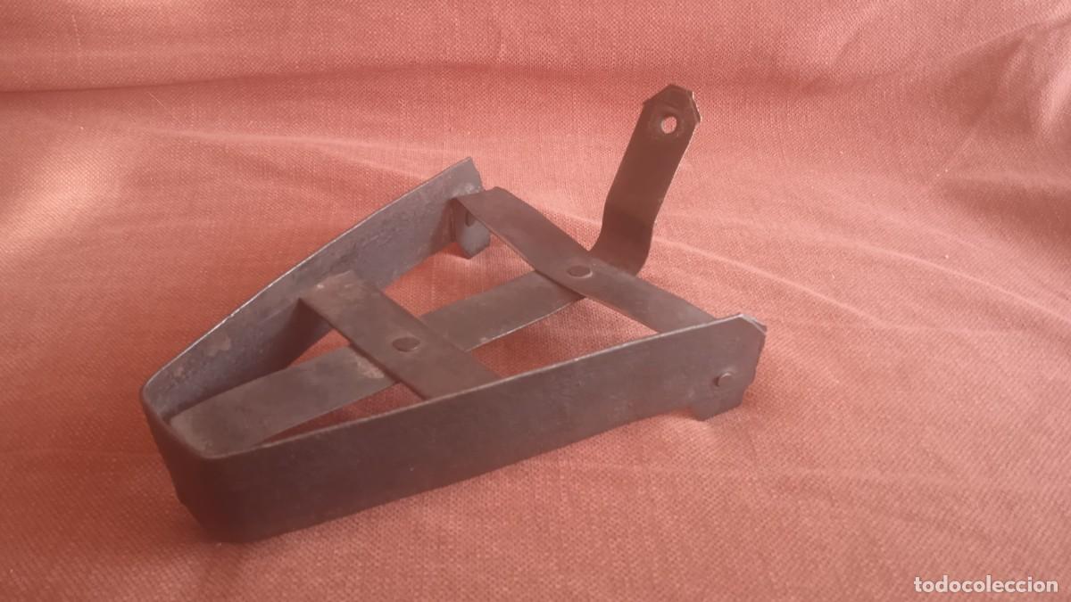Antig&uuml;edades: BASE DE HIERRO PARA PLANCHA - Foto 1