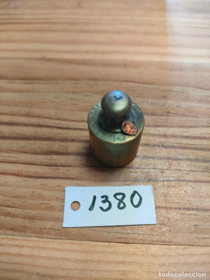 Antig&uuml;edades: ANTIGUA PESA DE LATON DE 50 GRAMOS - Foto 1