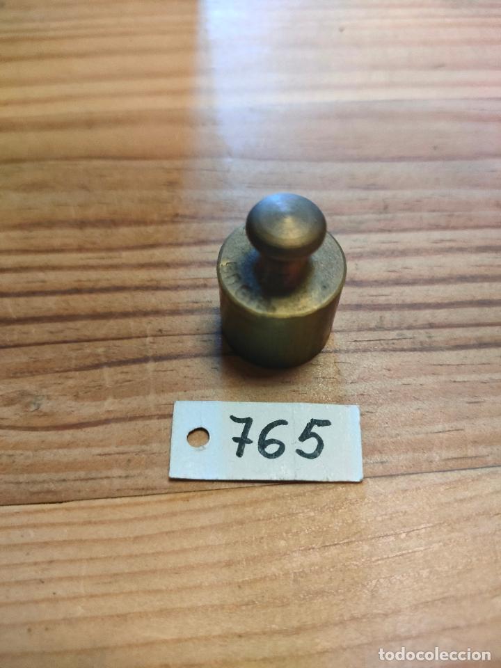 Antig&uuml;edades: ANTIGUA PESA DE LATON DE 50 GRAMOS - Foto 1