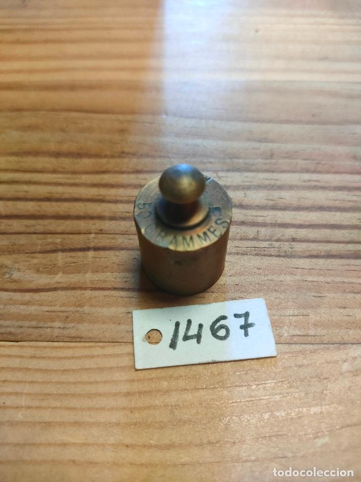 Antig&uuml;edades: ANTIGUA PESA DE LATON DE 50 GRAMOS - Foto 1