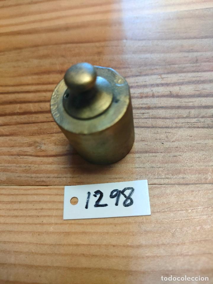 Antig&uuml;edades: ANTIGUA PESA DE LATON DE 100 GRAMOS - Foto 1