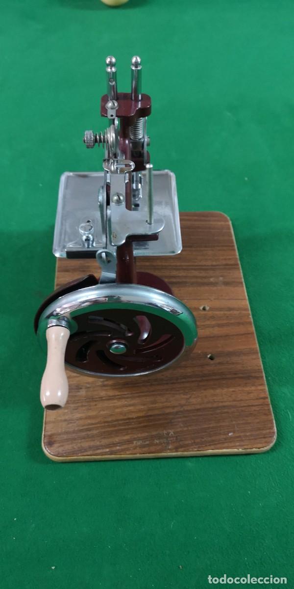 Antig&uuml;edades: MAQUINA COSER MINI REF. MCPM8658 - Foto 2
