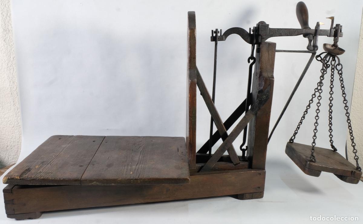 Antig&uuml;edades: B&aacute;scula antigua en madera del siglo XIX - Foto 1