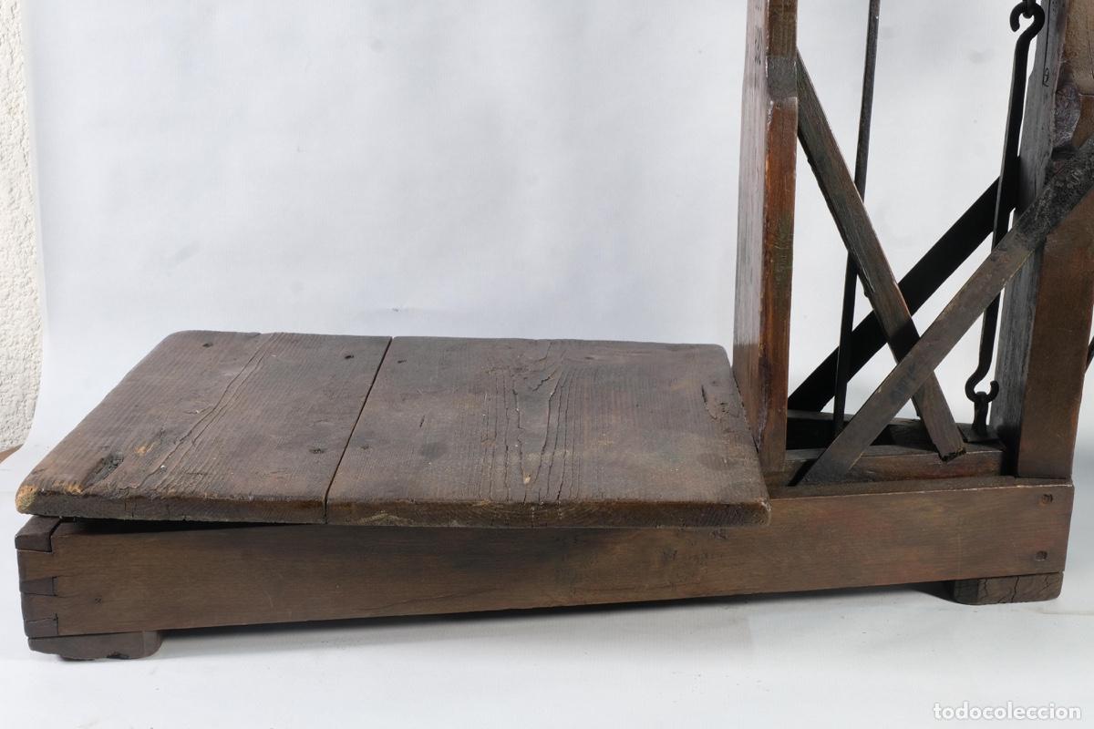 Antig&uuml;edades: B&aacute;scula antigua en madera del siglo XIX - Foto 2