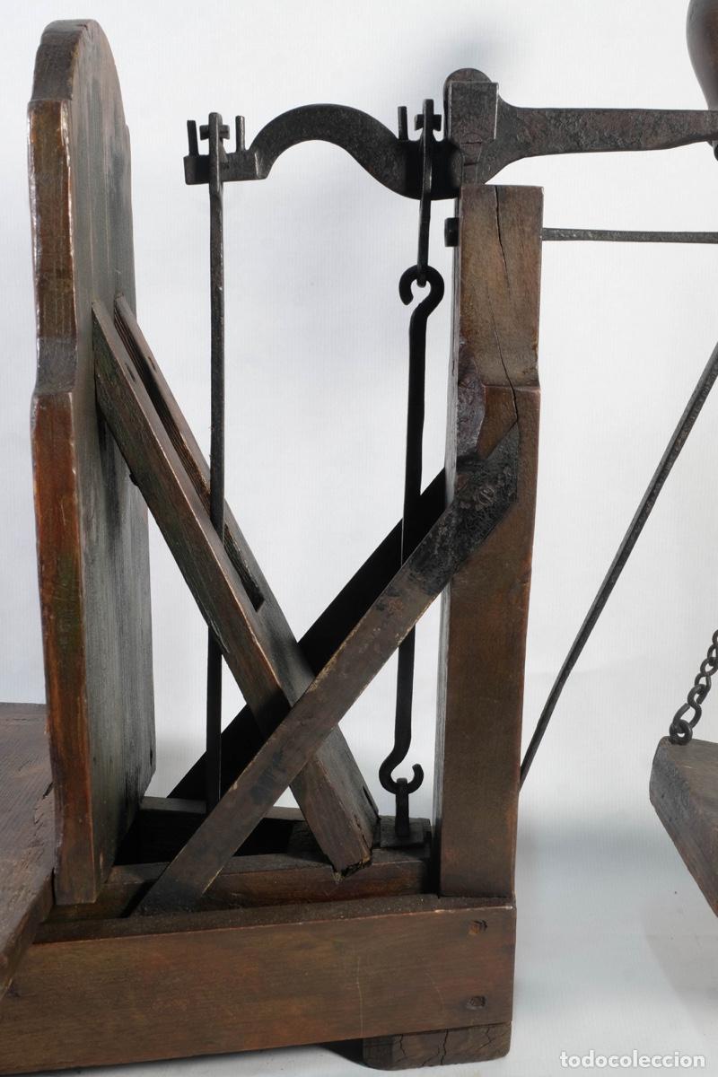 Antig&uuml;edades: B&aacute;scula antigua en madera del siglo XIX - Foto 3