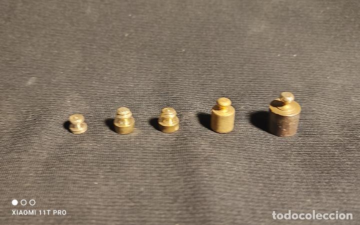 Antig&uuml;edades: LOTE DE 5 PESAS PEQUE&Ntilde;AS DE BRONCE - Foto 2