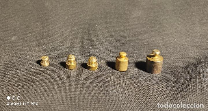 Antig&uuml;edades: LOTE DE 5 PESAS PEQUE&Ntilde;AS DE BRONCE - Foto 1
