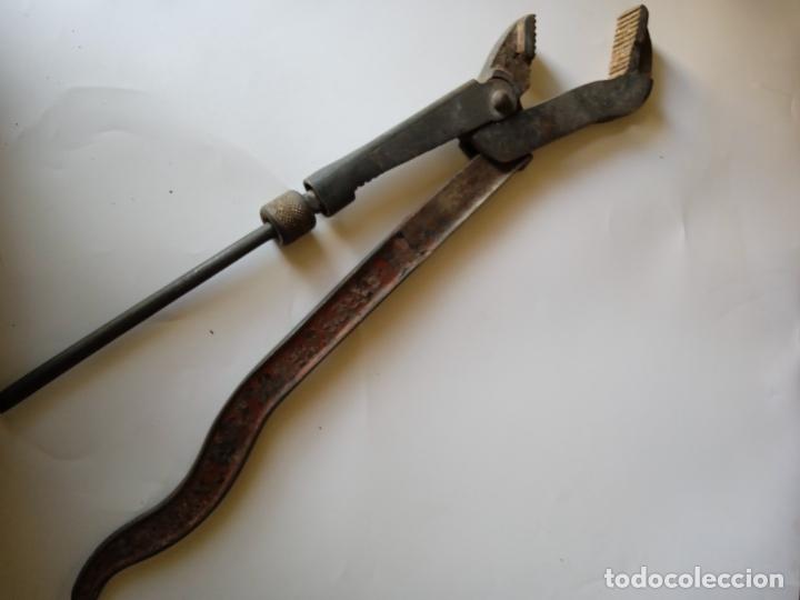 Antig&uuml;edades: LLAVE DE GRIFA - LARGO TOTAL CERRADA: 44.5 cm. - Foto 2
