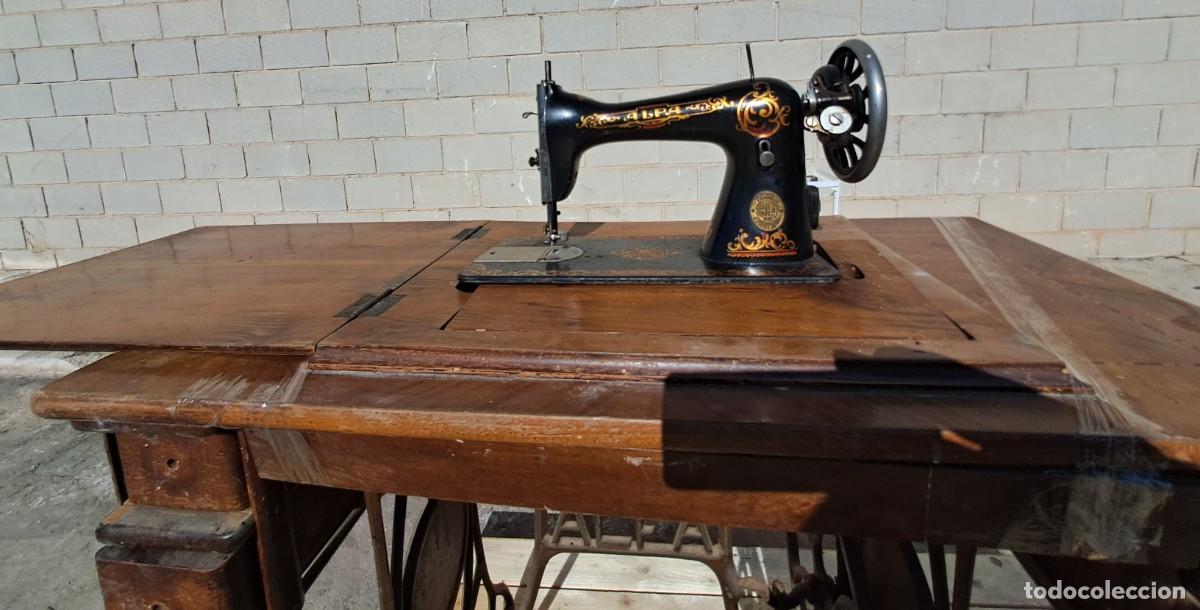 Antig&uuml;edades: Maquina de coser Alfa con mueble. - Foto 3
