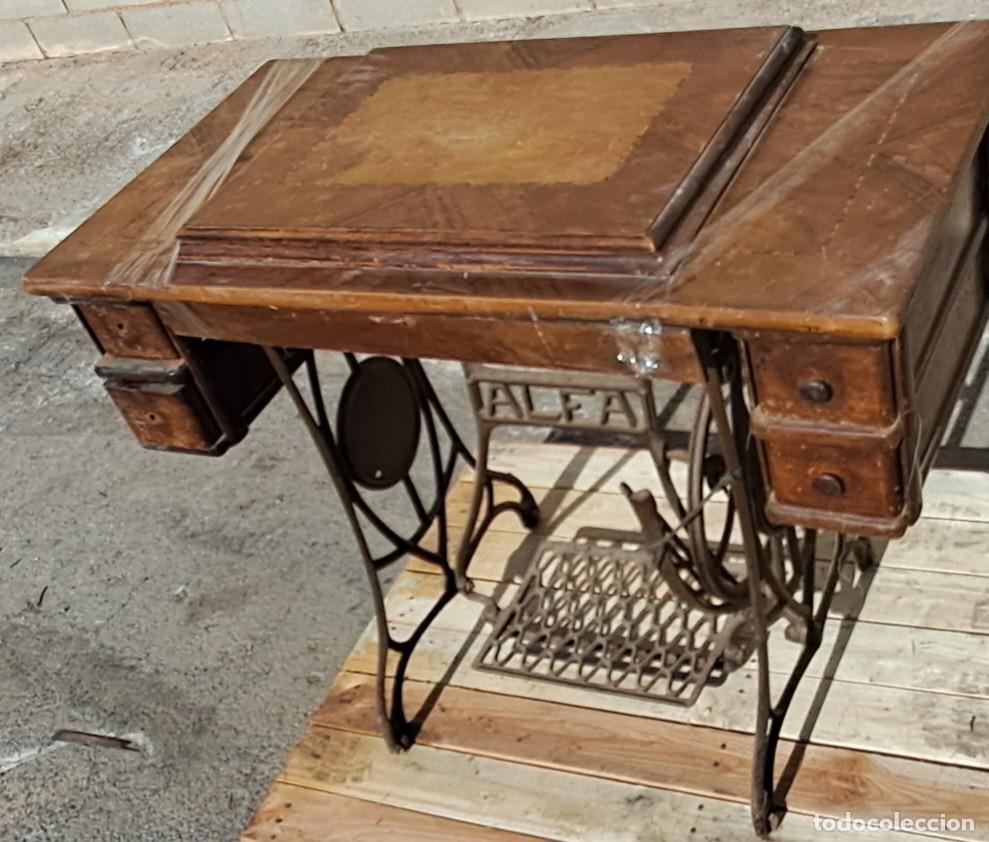 Antig&uuml;edades: Maquina de coser Alfa con mueble. - Foto 4