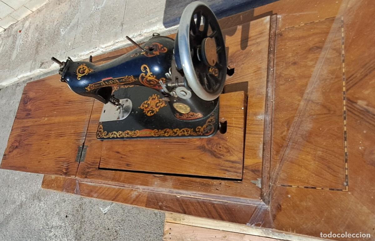 Antig&uuml;edades: Maquina de coser Alfa con mueble. - Foto 6
