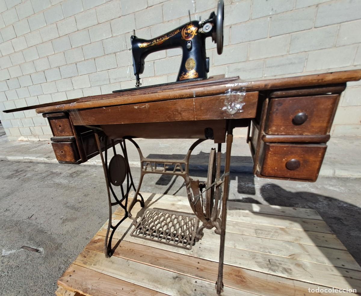 Antig&uuml;edades: Maquina de coser Alfa con mueble. - Foto 8
