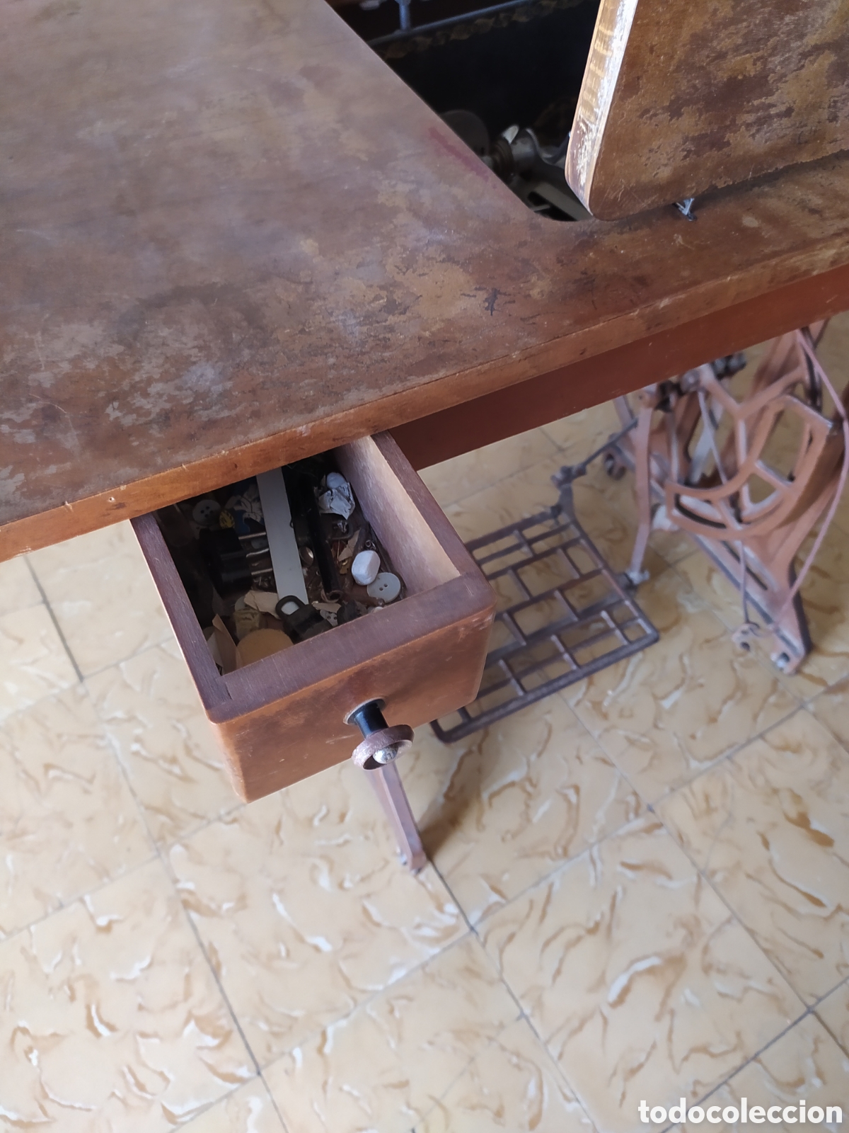 Antig&uuml;edades: M&aacute;quina de coser a&ntilde;os 40 - Foto 4
