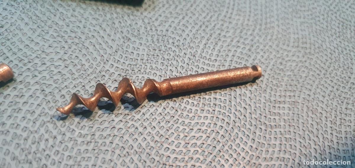 Antig&uuml;edades: Antigua herramienta multiusos sacacorchos y mas - Foto 3