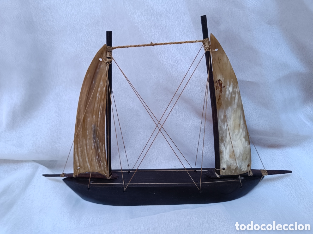 Antig&uuml;edades: Antiguo barco de madera de caoba y velas de asta - Foto 1